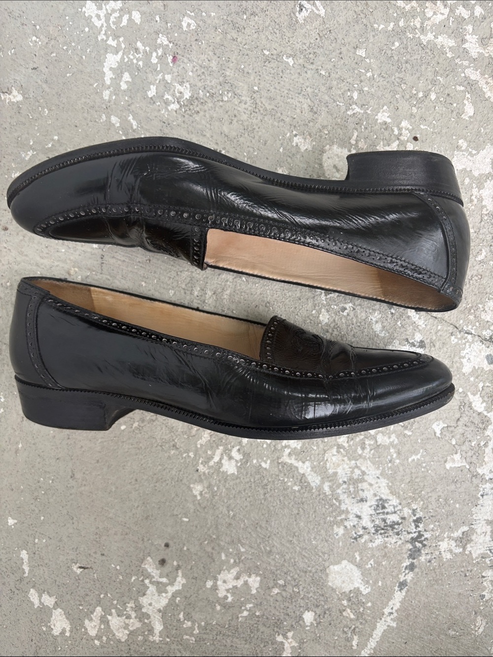 Vintage Chanel glossy leather loafers - Picture 2 of 11